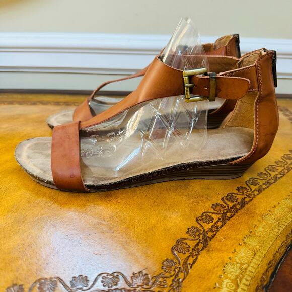 Kenneth Cole Great City Gal Toffee Cognac Vegan Leather Wedge T-Strap Sandals 8 - Picture 9 of 13